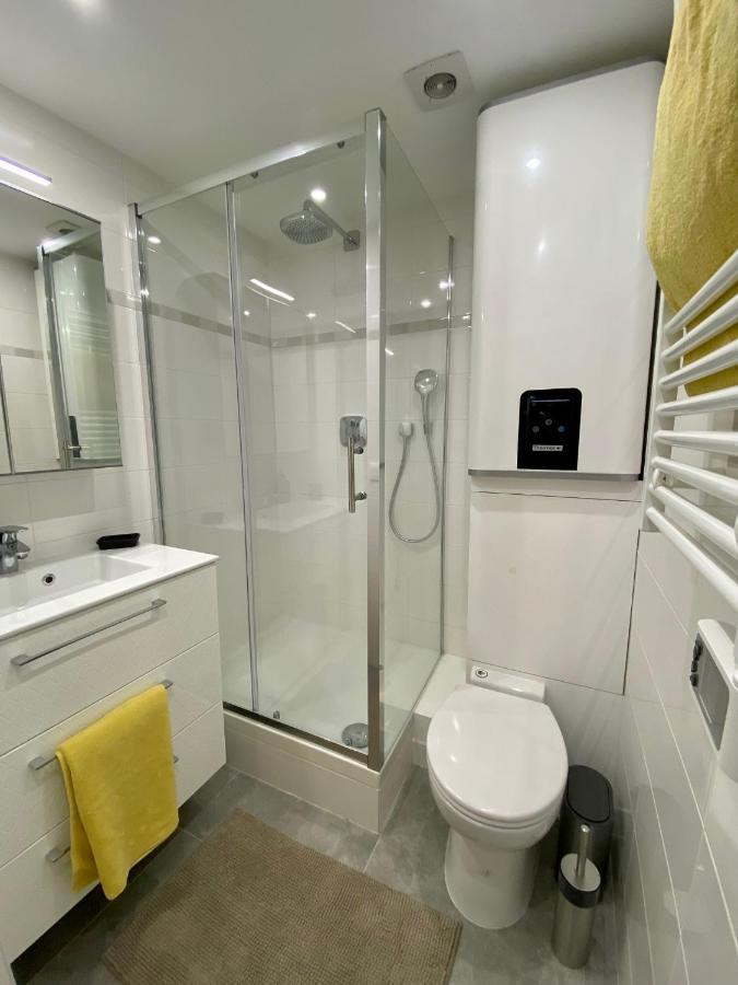 Chez Les Artistes De Menilmontant Apartment Paris Bagian luar foto