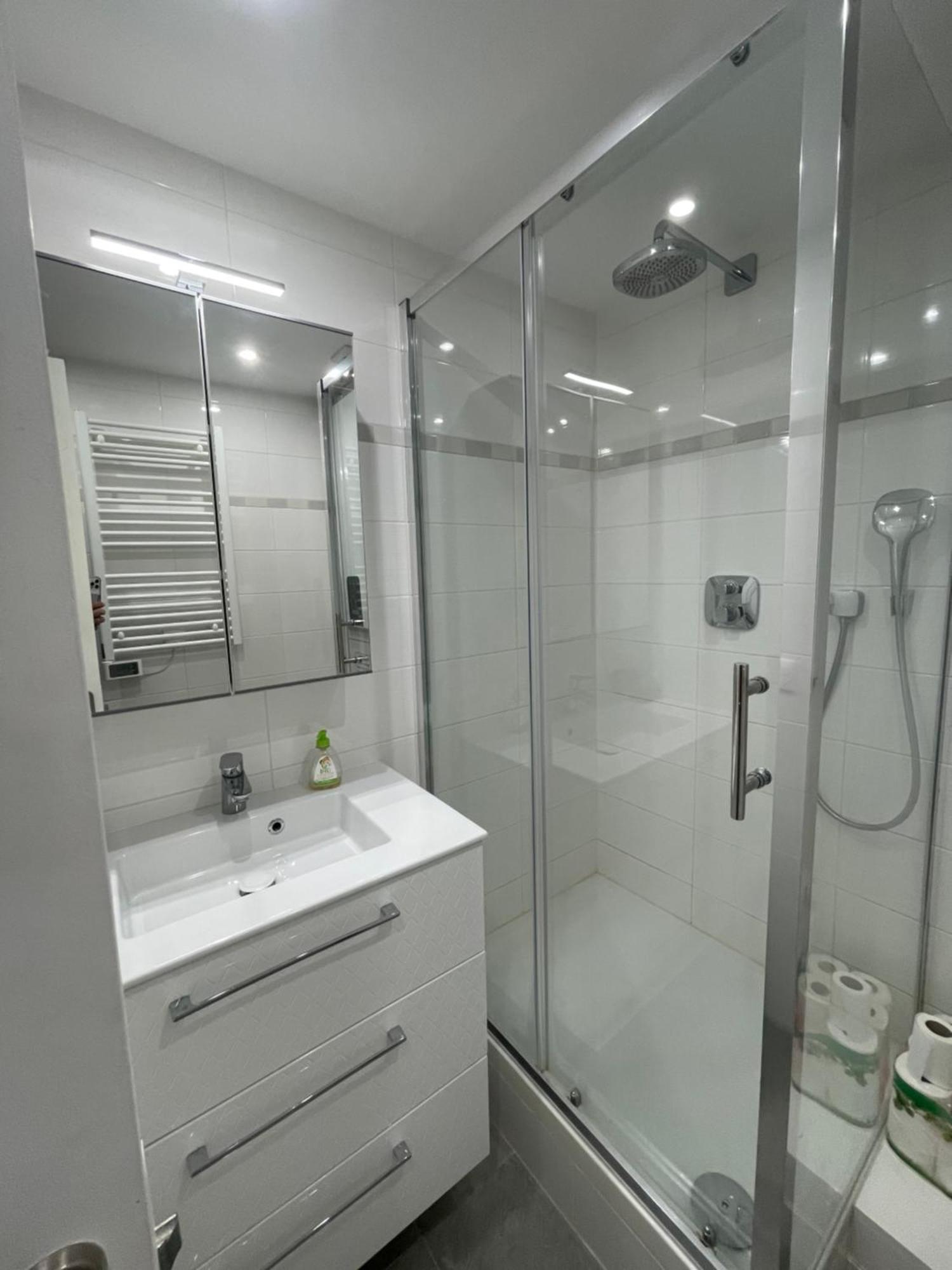Chez Les Artistes De Menilmontant Apartment Paris Bagian luar foto